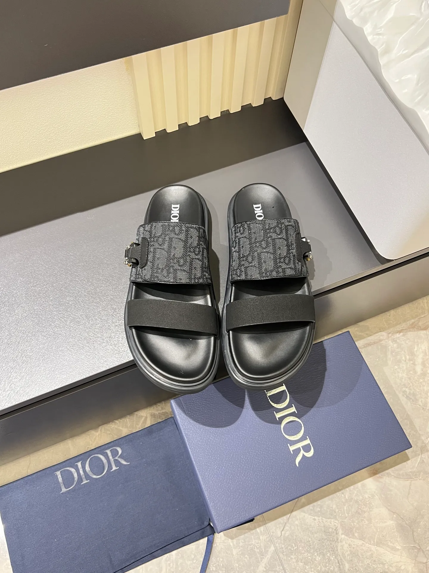 Men's Men's Shoes 💰p320 Dio* Men's Sandals Slippers. Showcasing Dior haute couture design. The Dior gray suede strap is accented with an aluminum Dior buckle for added style. Paired with a comfortable tonal notch sole, they pair easily with shorts or jeans for a sophisticated look. Main body: suede cow leather, technical fabric lining: cow leather, with adjustable straps, aluminum Dior buckle, Dior gray EVA insole, tonal notched rubber outsole splicing structure, size: 38-44 (customized at 45.46)